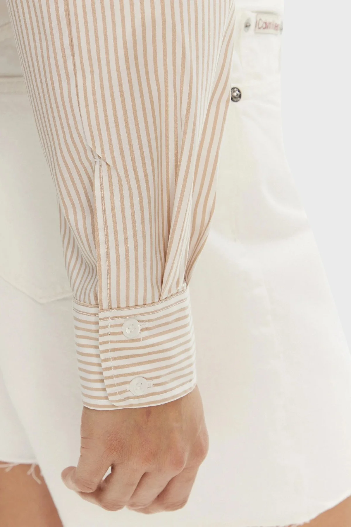 Calvin Klein Logolu % 100 Pamuk Regular Fit Crop J20J225078YAA Bayan Gömlek J20J225078 YAA BEYAZ-BEJ - 8