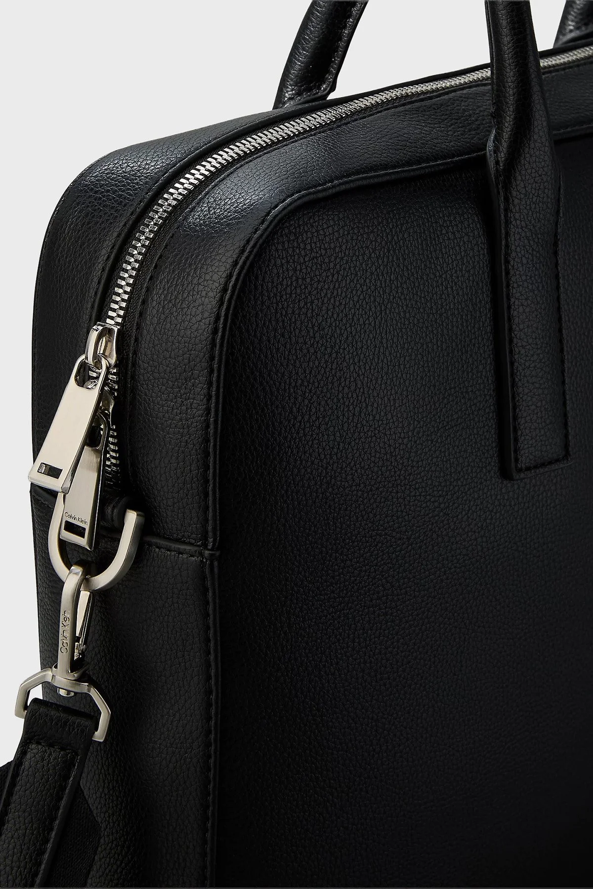 Calvin Klein Logolu Ayarlanabilir Askılı 15 inç LV04D3157GUB1 Erkek Laptop Çantası LV04D3157G UB1 SİYAH - 4