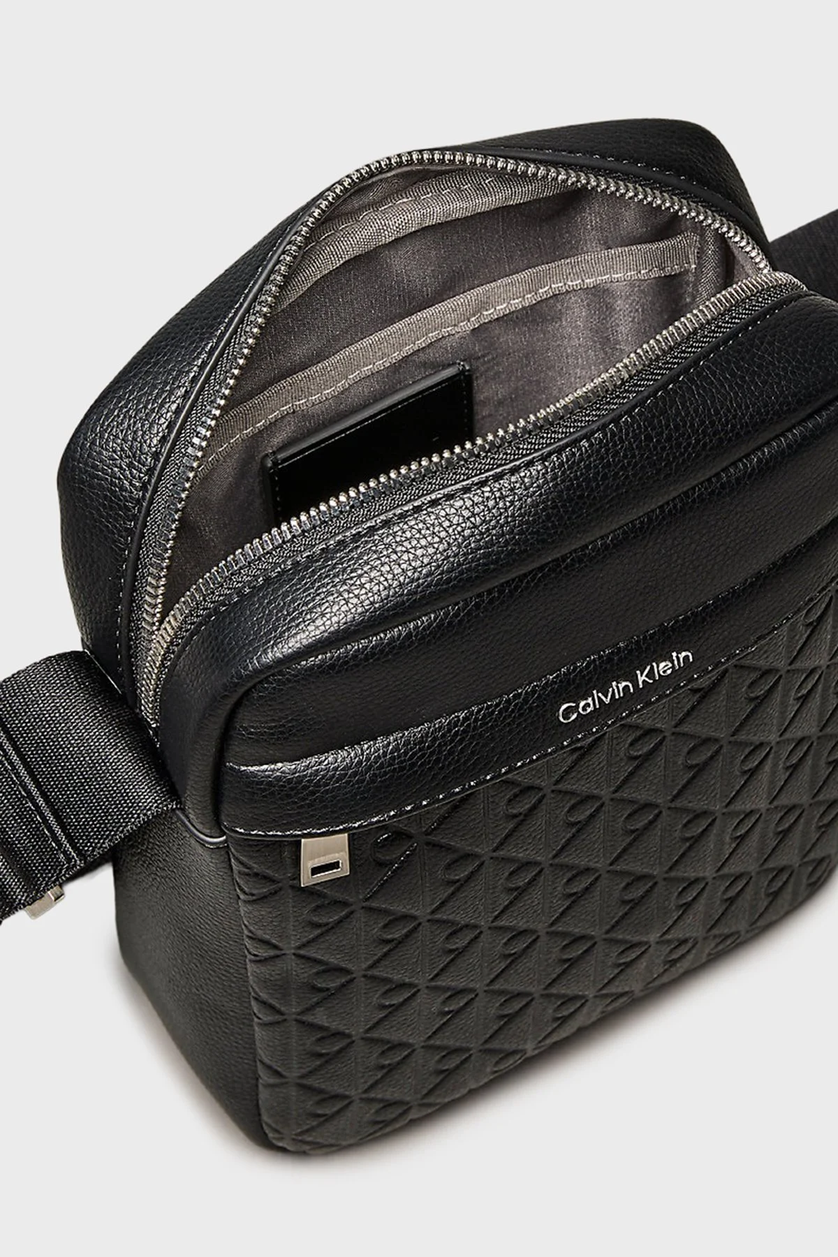 Calvin Klein Logolu Ayarlanabilir Askılı Erkek Çanta LV04D3204G UB1 SİYAH - 3