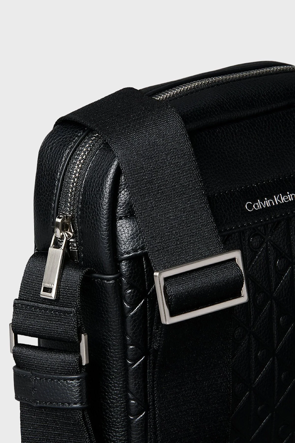 Calvin Klein Logolu Ayarlanabilir Askılı Erkek Çanta LV04D3204G UB1 SİYAH - 4