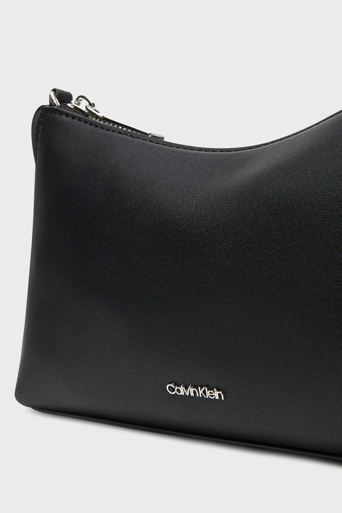 Calvin Klein Logolu Ayarlanabilir Askılı LV04F3095GUB1 Bayan Çanta LV04F3095G UB1 SİYAH - 5