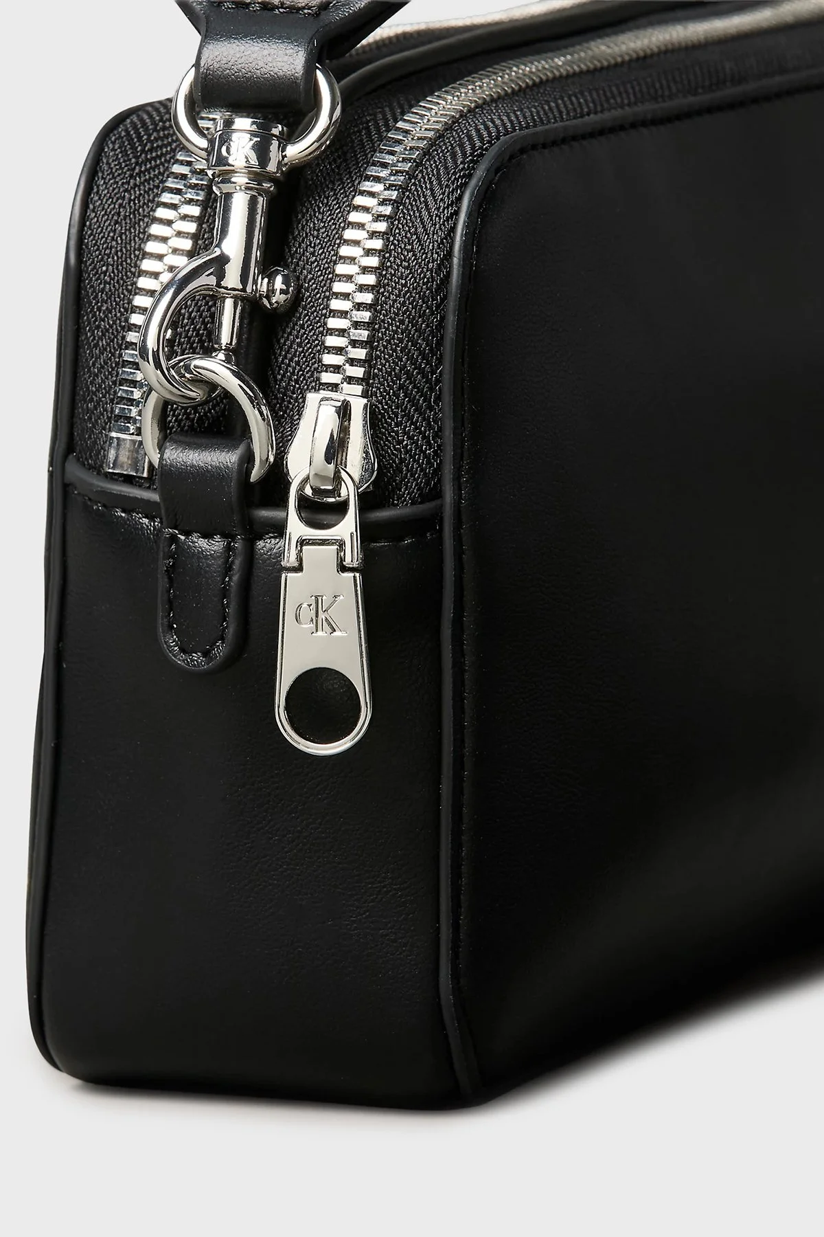 Calvin Klein Logolu Ayarlanabilir Askılı LV04F3165G2QP Bayan Çanta LV04F3165G 2QP SİYAH - 4