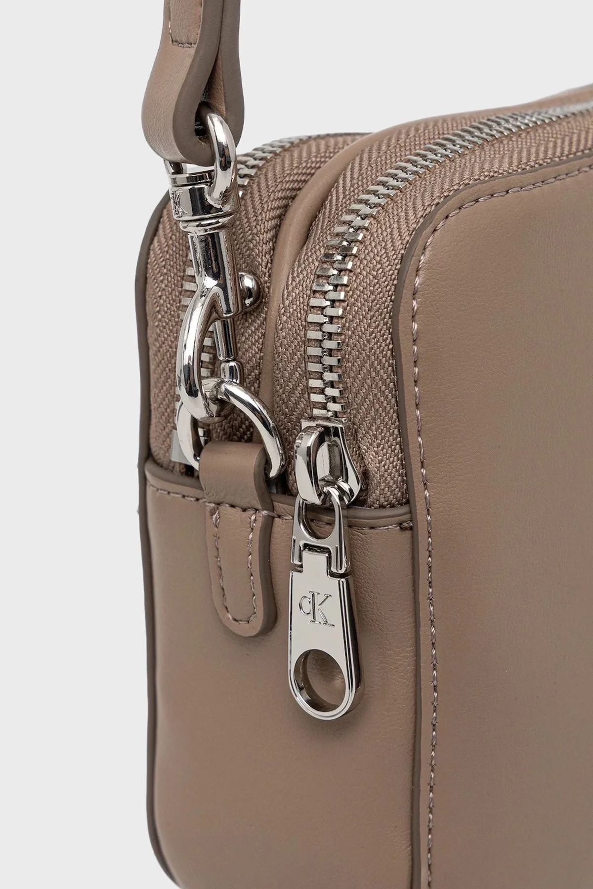 Calvin Klein Logolu Ayarlanabilir Askılı LV04F3165GVFU Bayan Çanta LV04F3165G VFU TOPRAK - 4