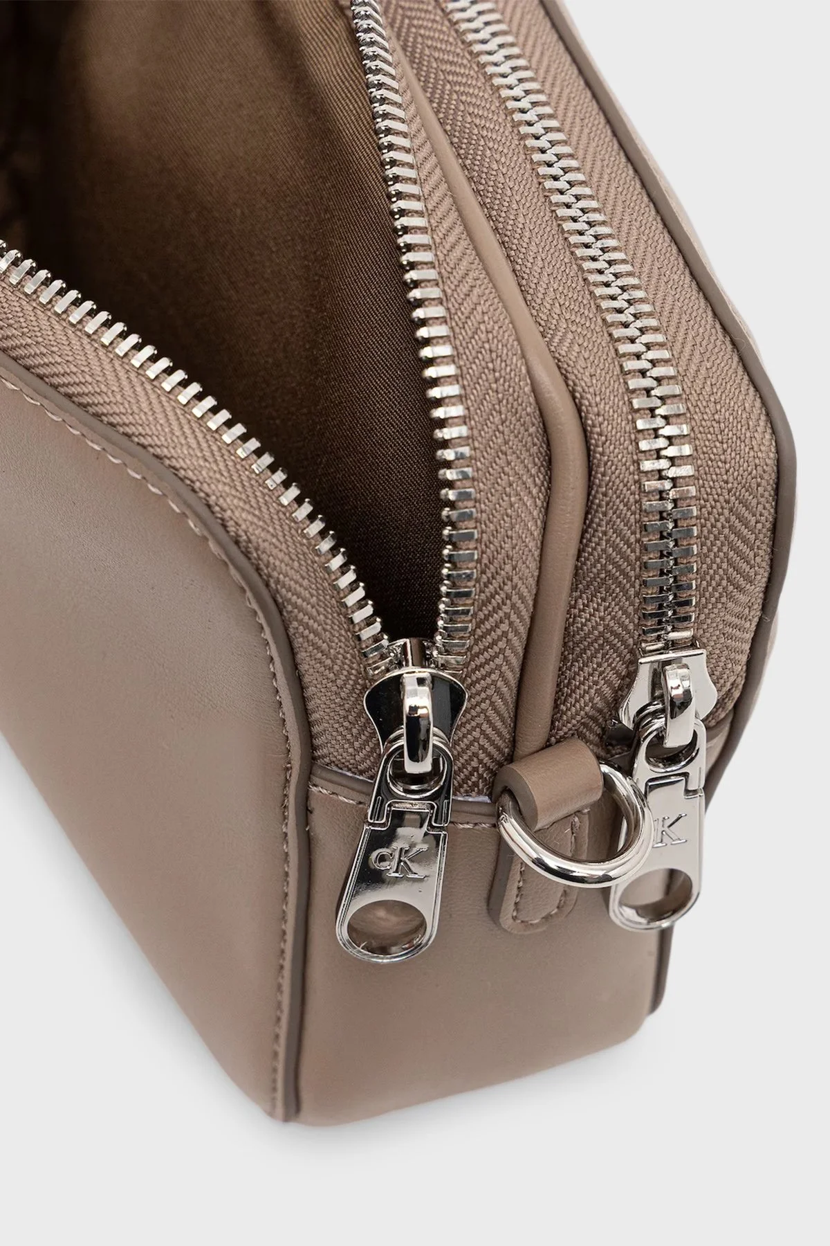 Calvin Klein Logolu Ayarlanabilir Askılı LV04F3165GVFU Bayan Çanta LV04F3165G VFU TOPRAK - 5