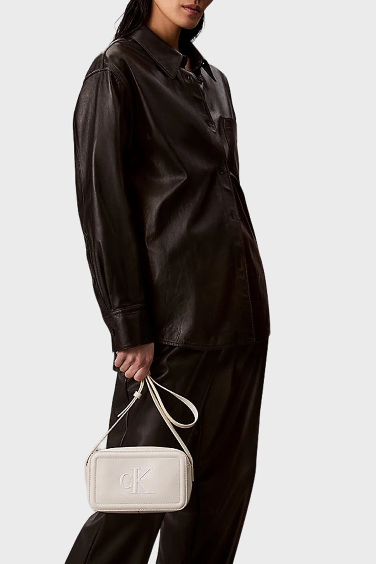 Calvin Klein Logolu Ayarlanabilir Askılı LV04F3220GFUP Kadın Çanta LV04F3220G FUP TOPRAK - 2