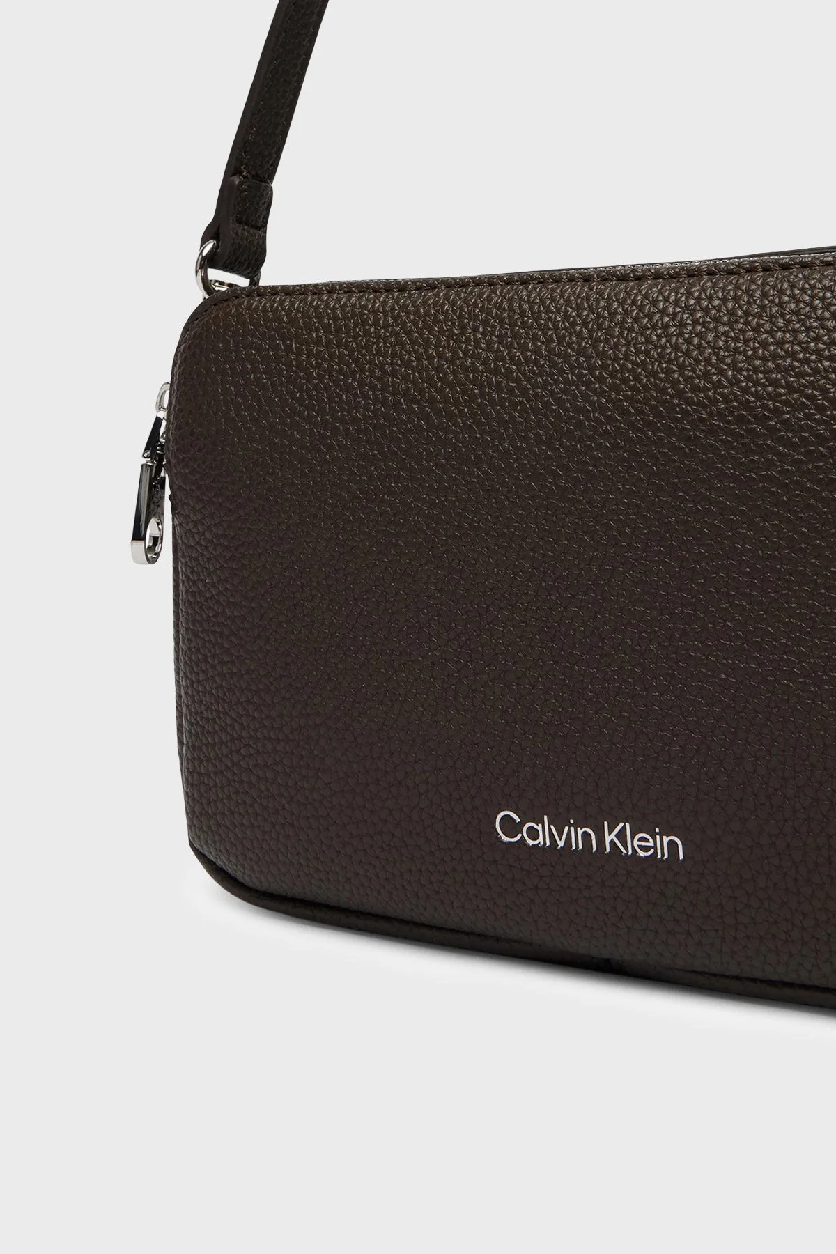 Calvin Klein Logolu Ayarlanabilir Askılı LV04F3656GBAL Kadın Çanta LV04F3656G BAL Kahve - 4