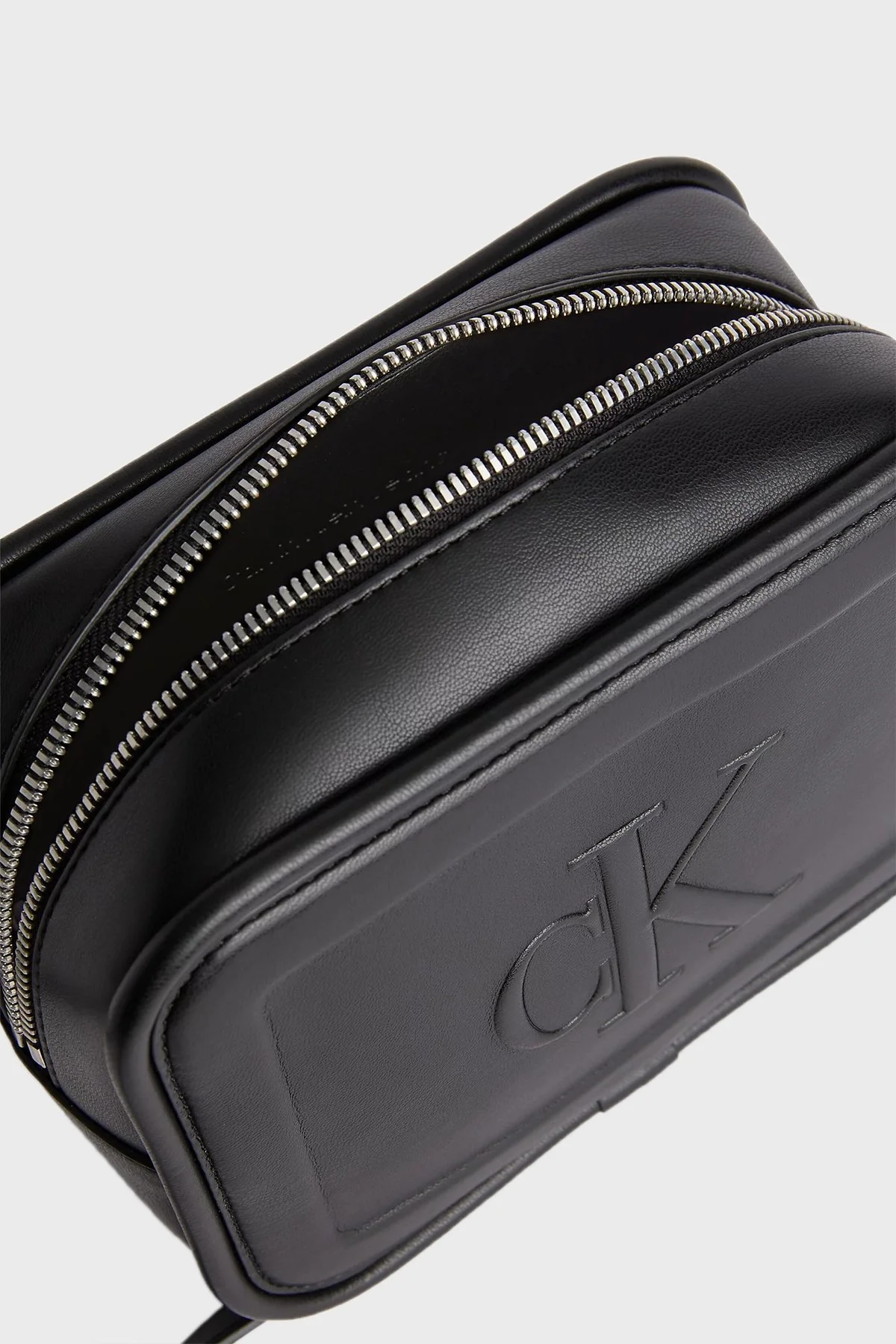 Calvin Klein Logolu Ayarlanabilir Omuz Askılı Bayan Çanta K60K610309 BDS SİYAH - 5
