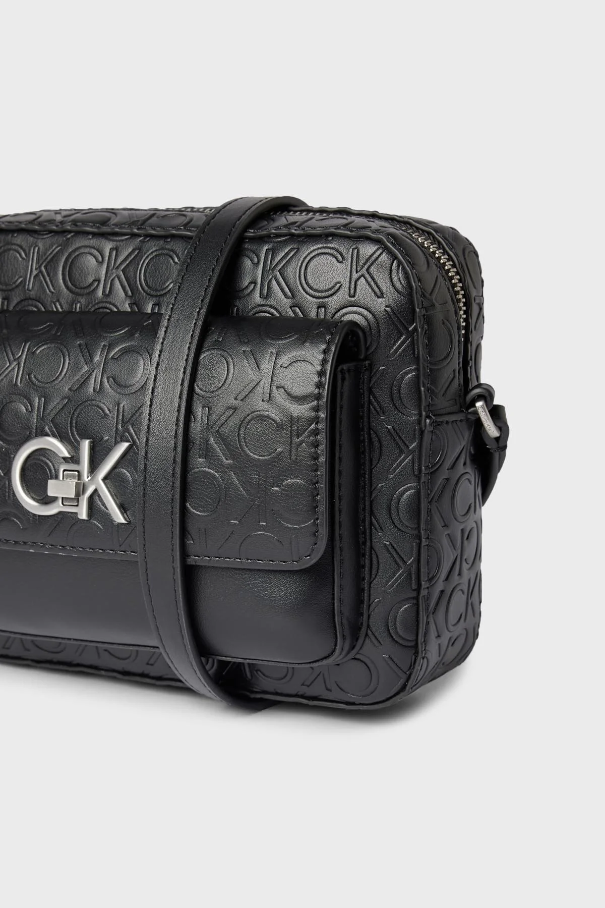 Calvin Klein Logolu Ayarlanabilir Omuz Askılı K60K610921BAX Bayan Çanta K60K610921 BAX SİYAH - 2