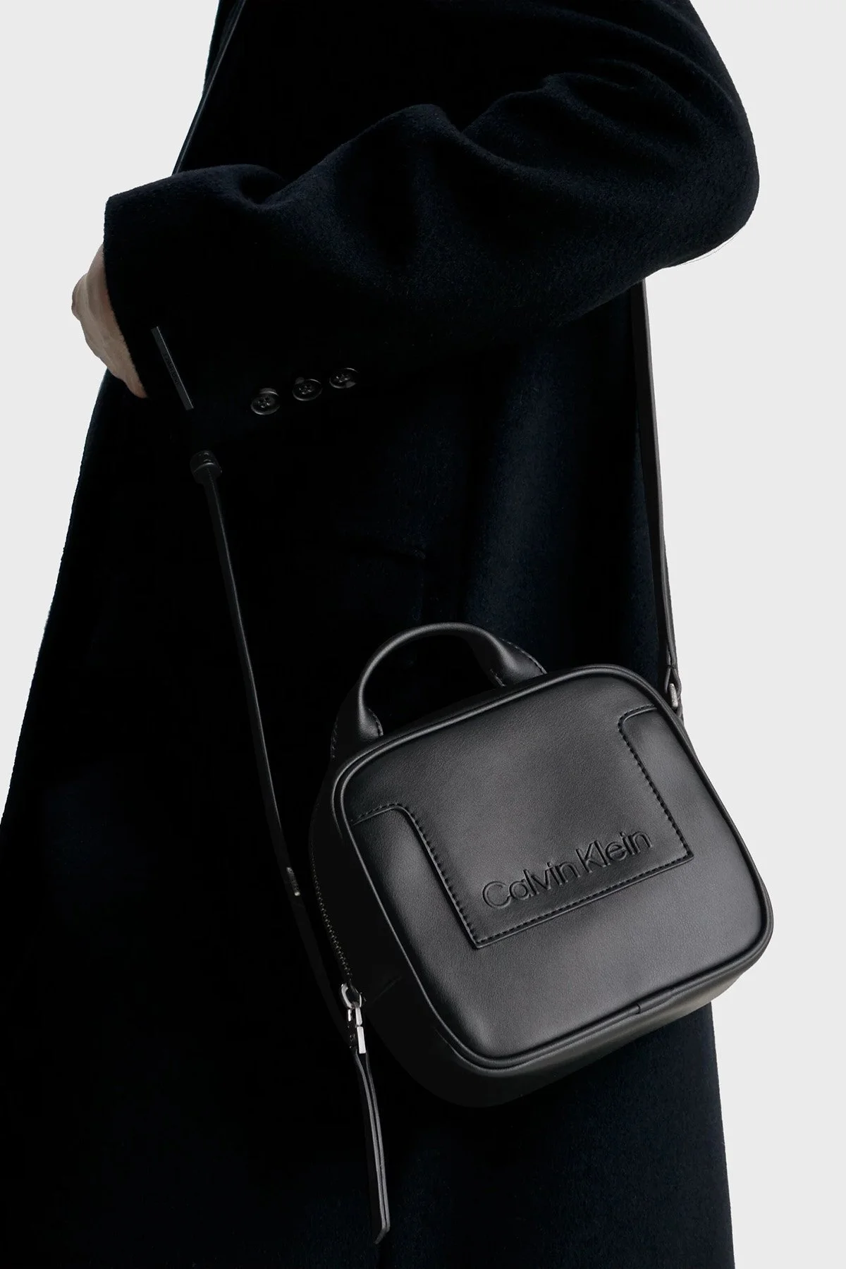 Calvin Klein Logolu Ayarlanabilir Omuz Askılı K60K611073BAX Bayan Çanta K60K611073 BAX SİYAH - 2