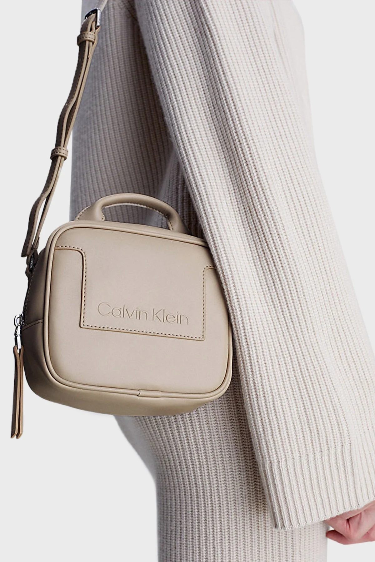 Calvin Klein Logolu Ayarlanabilir Omuz Askılı K60K611073PBP Bayan Çanta K60K611073 PBP BEJ - 3