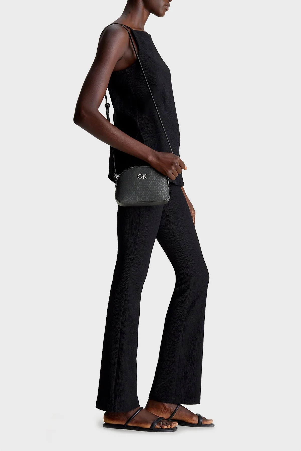 Calvin Klein Logolu Ayarlanabilir Omuz Askılı K60K6118820GJ Bayan Çanta K60K611882 0GJ SİYAH - 2