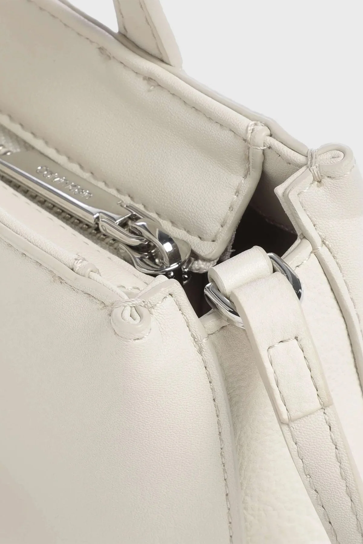 Calvin Klein Logolu Ayarlanabilir Omuz Askılı Mini Tote K60K611873PC4 Bayan Çanta K60K611873 PC4 EKRU - 3