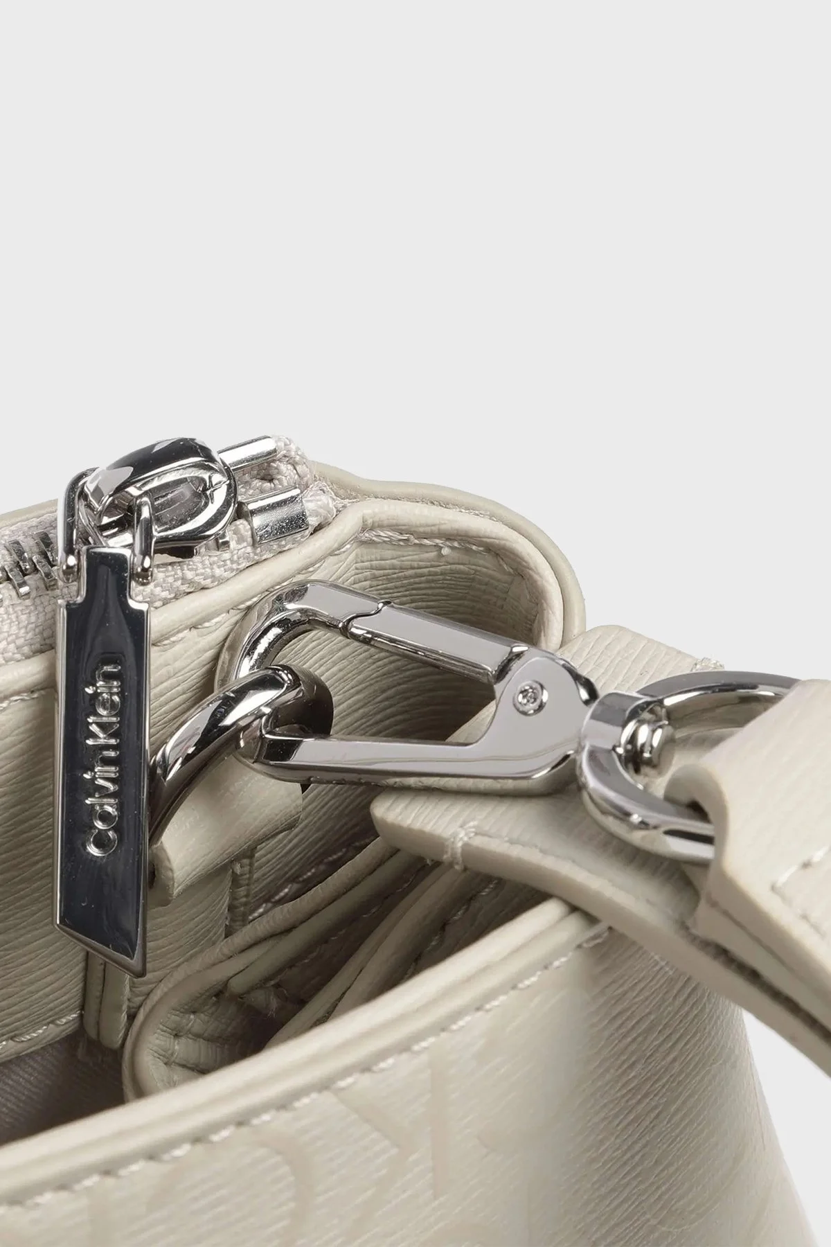 Calvin Klein Logolu Ayarlanabilir ve Çıkarılabilir Omuz Askılı K60K611758PEA Bayan Çanta K60K611758 PEA BEJ - 4