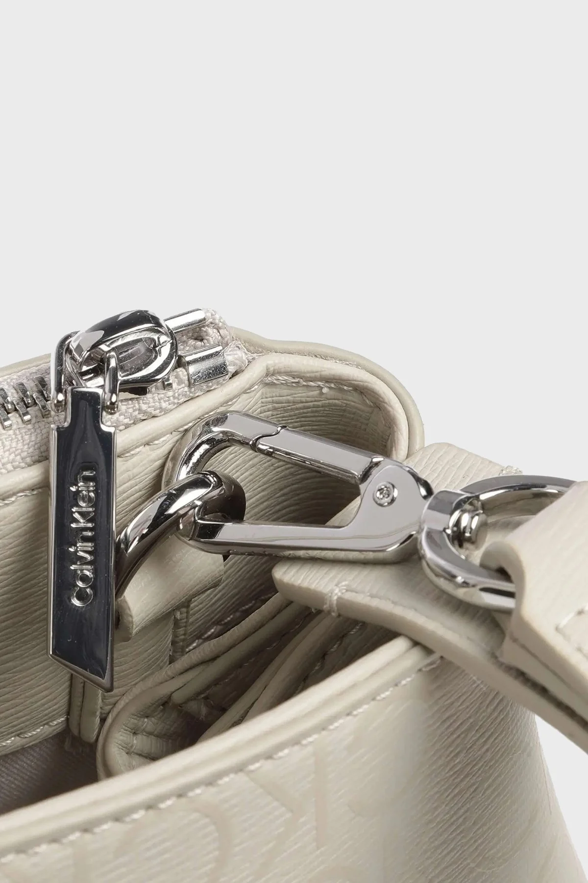 Calvin Klein Logolu Ayarlanabilir ve Çıkarılabilir Omuz Askılı K60K611758PEA Bayan Çanta K60K611758 PEA BEJ - 6