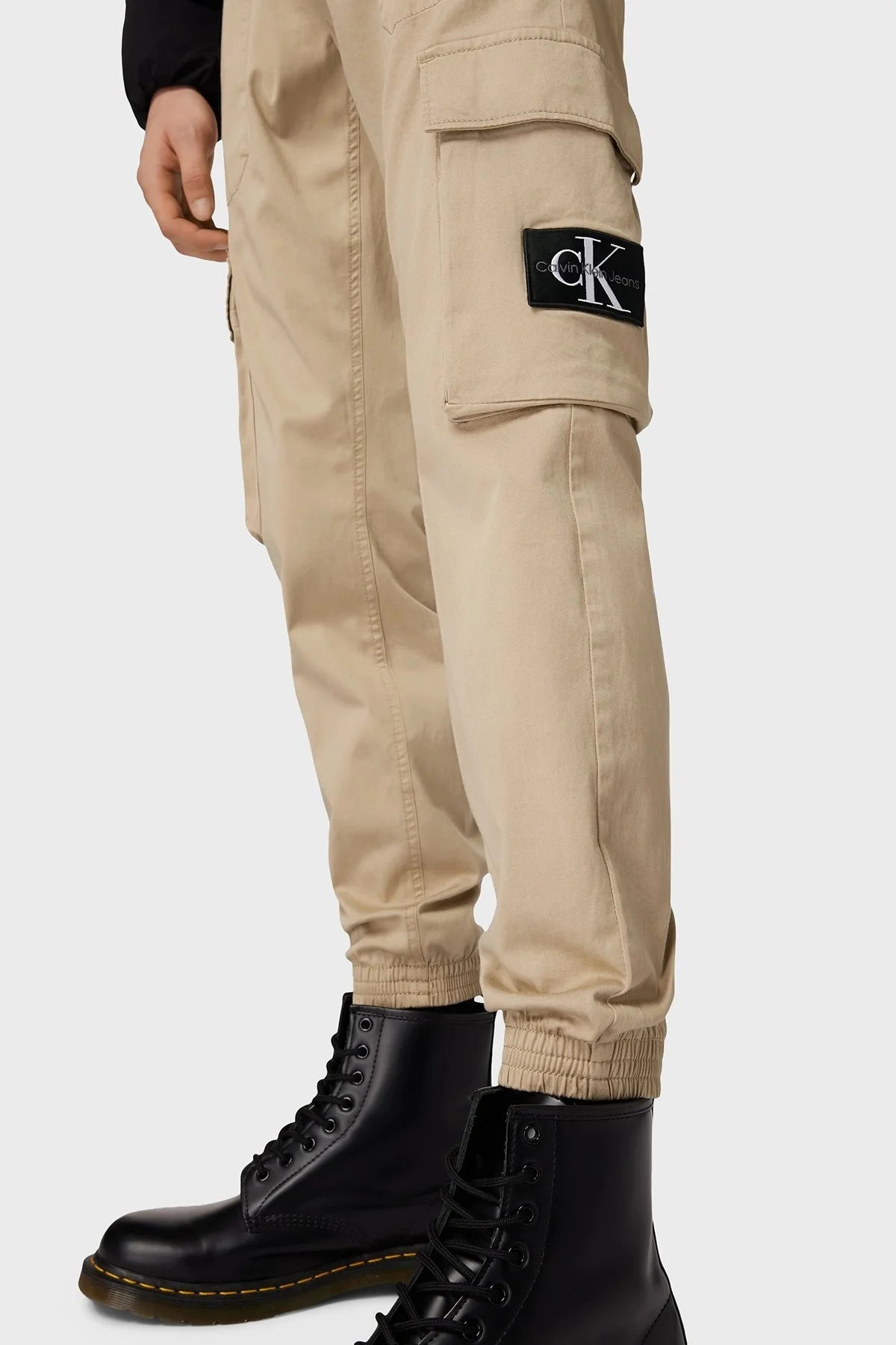 Calvin Klein Logolu Belden Bağlamalı Cepli Skinny Kargo J30J324696PED Erkek Pantolon J30J324696 PED BEJ - 2