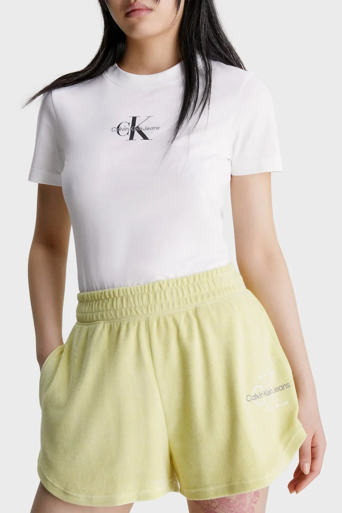 Calvin Klein Logolu Bisiklet Yaka % 100 Pamuk Regular Fit J20J221426YAF Bayan T Shirt J20J221426 YAF BEYAZ - 1