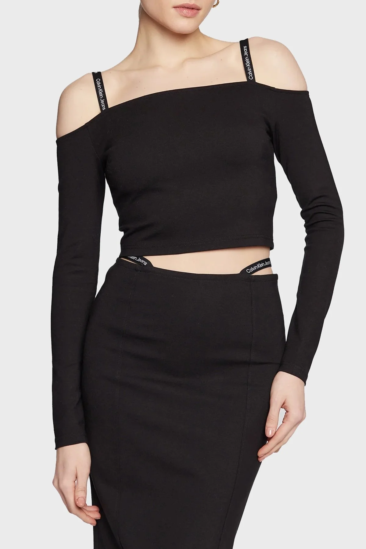 Calvin Klein Logolu Carmen Yaka Dar Kesim Crop Bayan T Shirt J20J220294 BEH SİYAH - 1