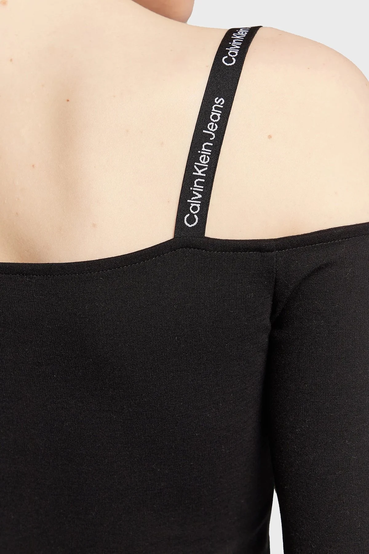 Calvin Klein Logolu Carmen Yaka Dar Kesim Crop Bayan T Shirt J20J220294 BEH SİYAH - 5