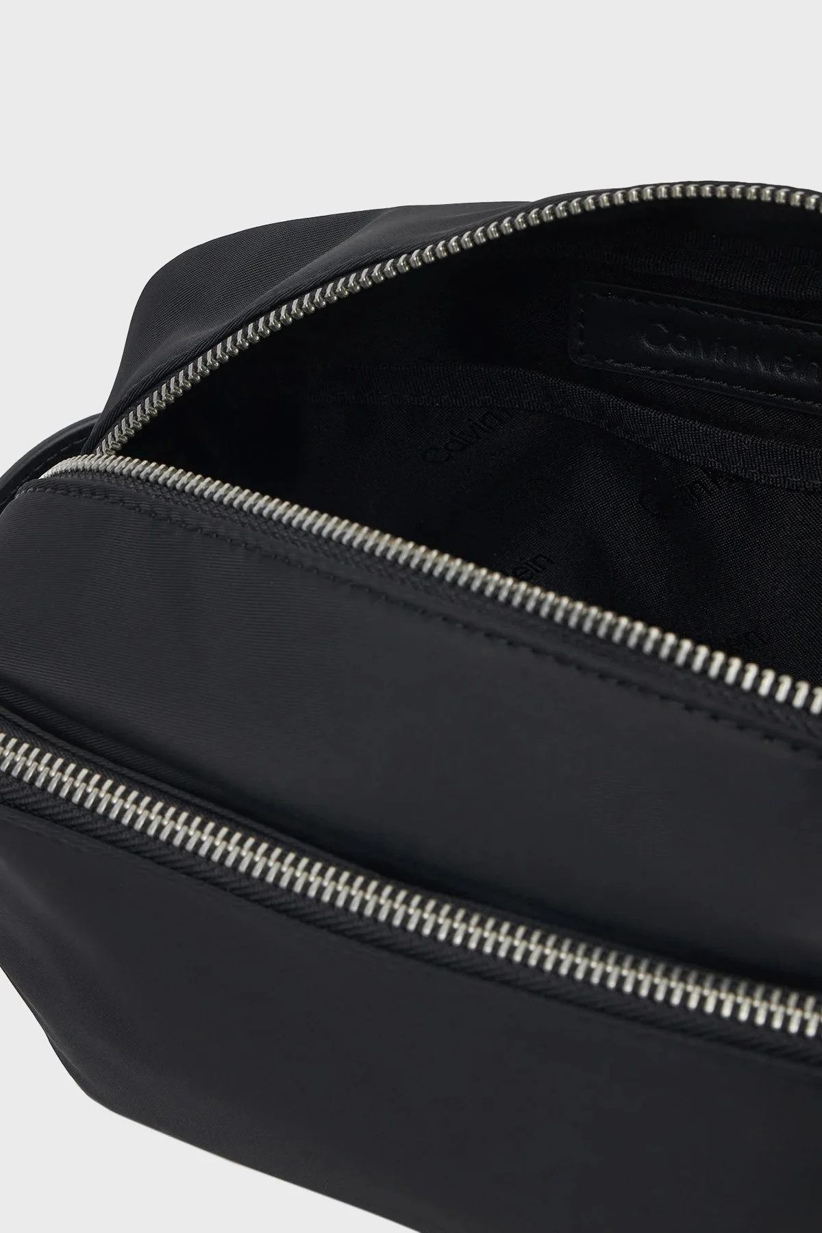 Calvin Klein Logolu Çift Fermuarlı K50K512952BEH Erkek Çanta K50K512952 BEH SİYAH - 3