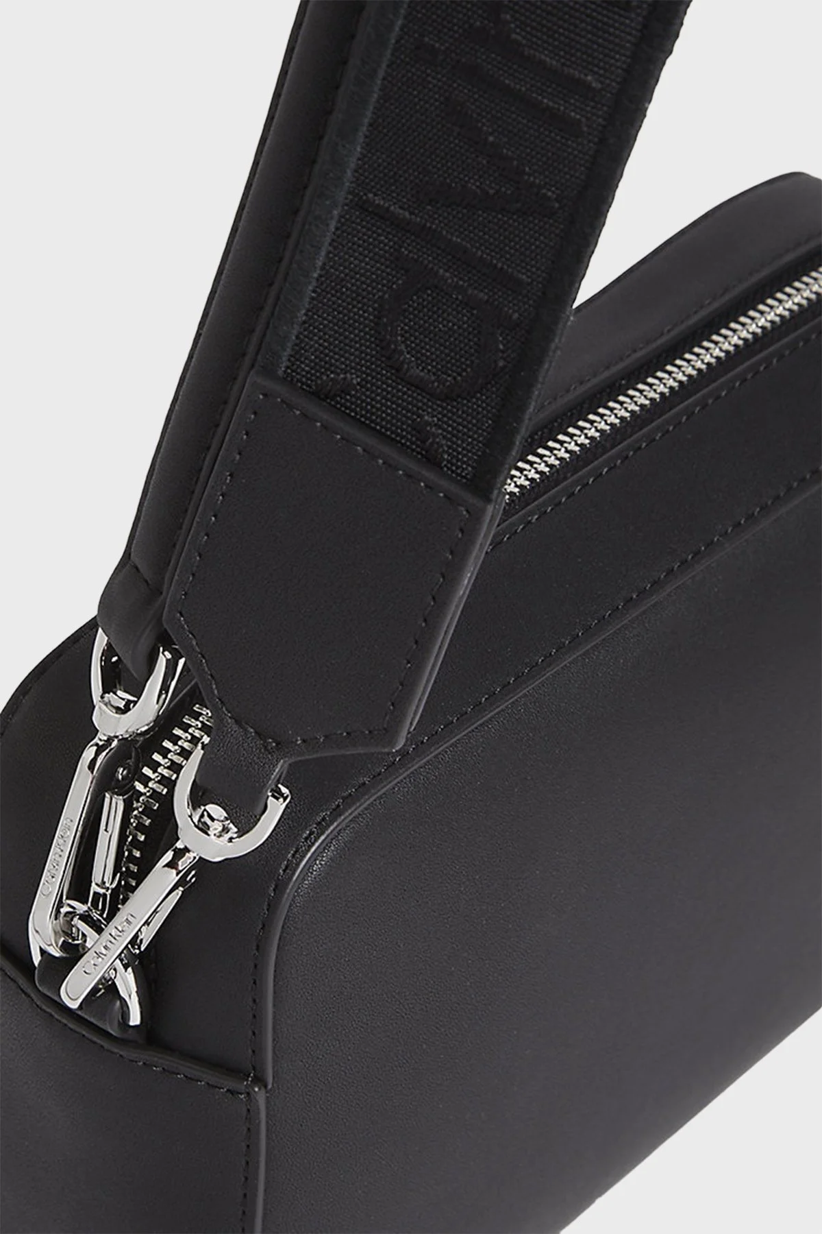 Calvin Klein Logolu Çıkarılabilir Askılı LV04F3094GUB1 Bayan Çanta LV04F3094G UB1 SİYAH - 4