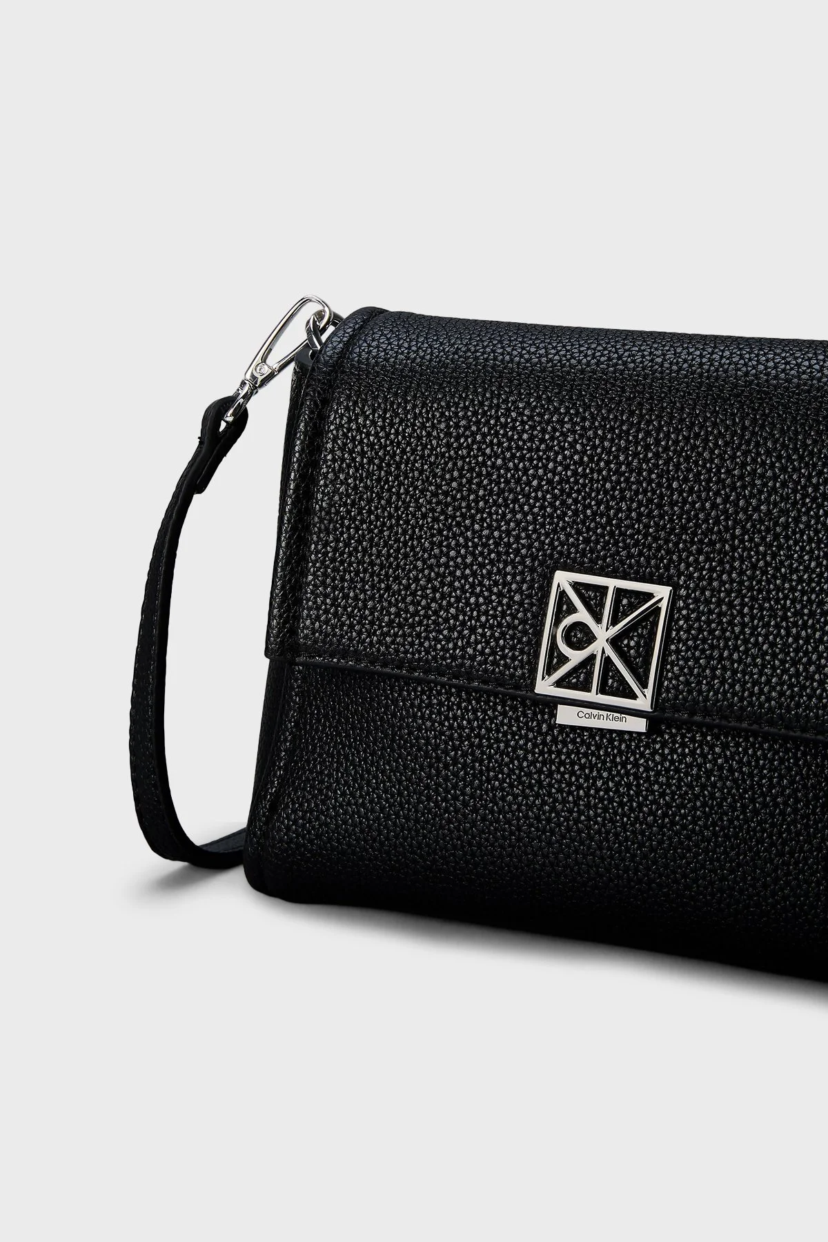 Calvin Klein Logolu Çıkarılabilir Askılı LV04F3511GUB1 Kadın Çanta LV04F3511G UB1 SİYAH - 4