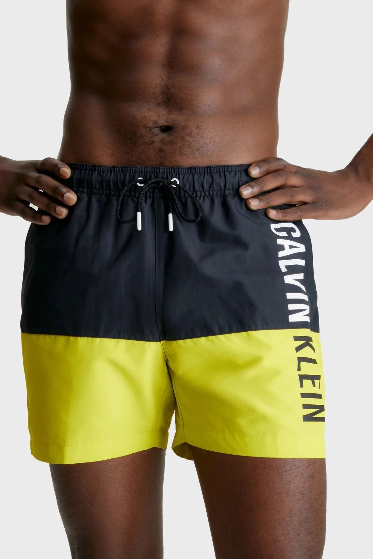 Calvin Klein Logolu Deniz Şortu Belden Bağlamalı Cepli KM0KM00796LRF Erkek Mayo Short KM0KM00796 LRF SİYAH-SARI - 1