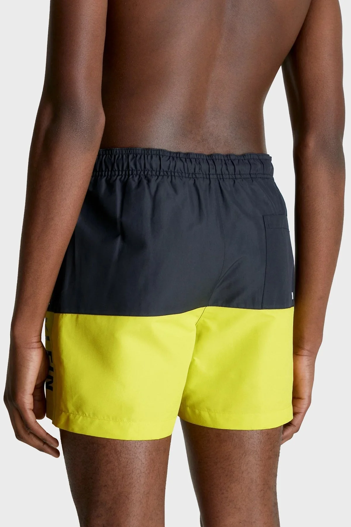 Calvin Klein Logolu Deniz Şortu Belden Bağlamalı Cepli KM0KM00796LRF Erkek Mayo Short KM0KM00796 LRF SİYAH-SARI - 2