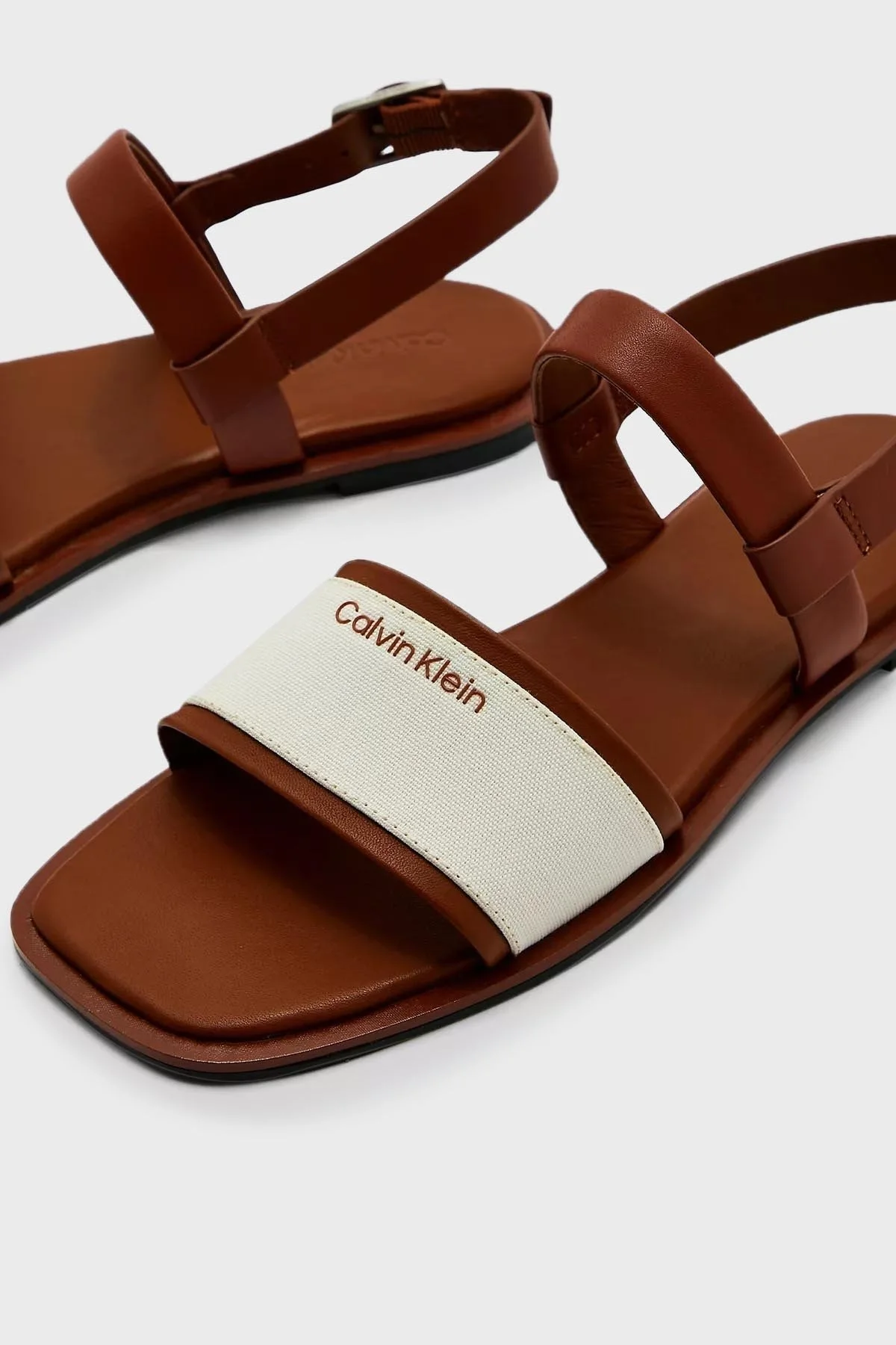 Calvin Klein Logolu Deri HW0HW014930HG Bayan Sandalet HW0HW01493 0HG KAHVE-BEYAZ - 4