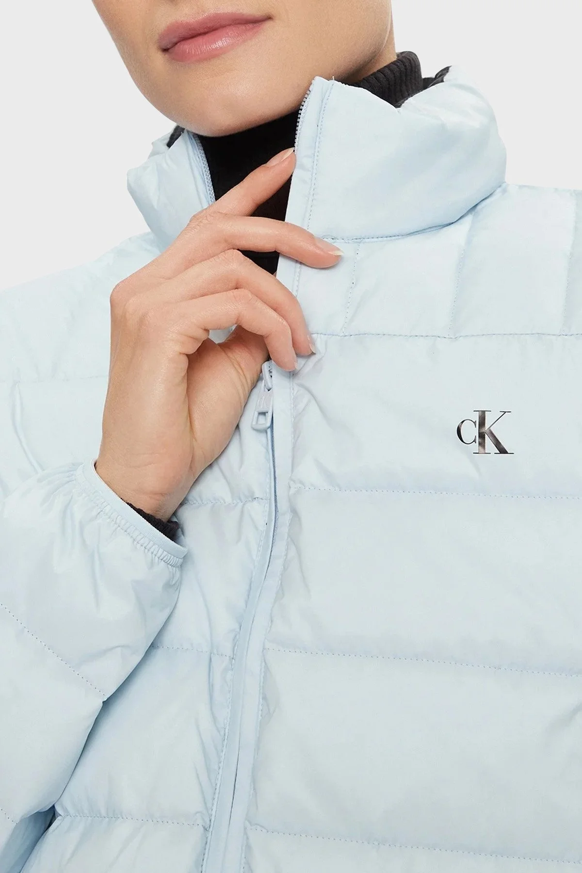 Calvin Klein Logolu Dik Yaka Regular Fit Su İtici Şişme J20J222585CYR Bayan Mont J20J222585 CYR AÇIK MAVİ - 4