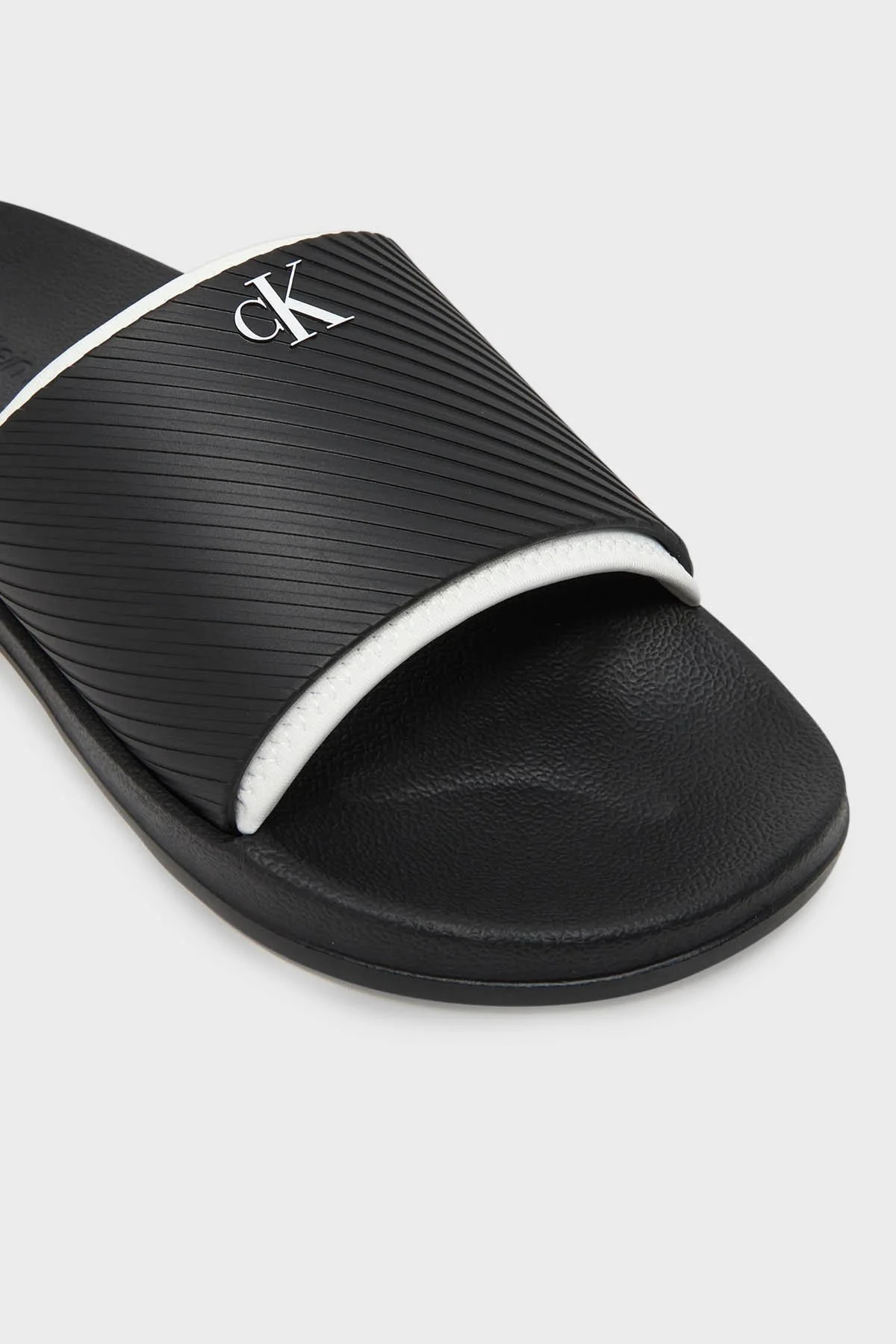 Calvin Klein Logolu Erkek Terlik YM0YM01234 0GM SİYAH-BEYAZ - 5