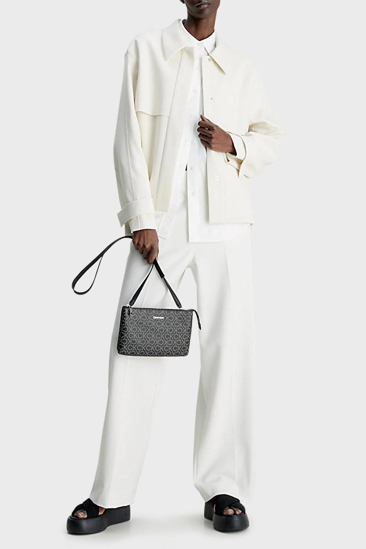 Calvin Klein Logolu Fermuarlı Ayarlanabilir Omuz Askılı Bayan Çanta K60K609417 0GJ SİYAH - 2