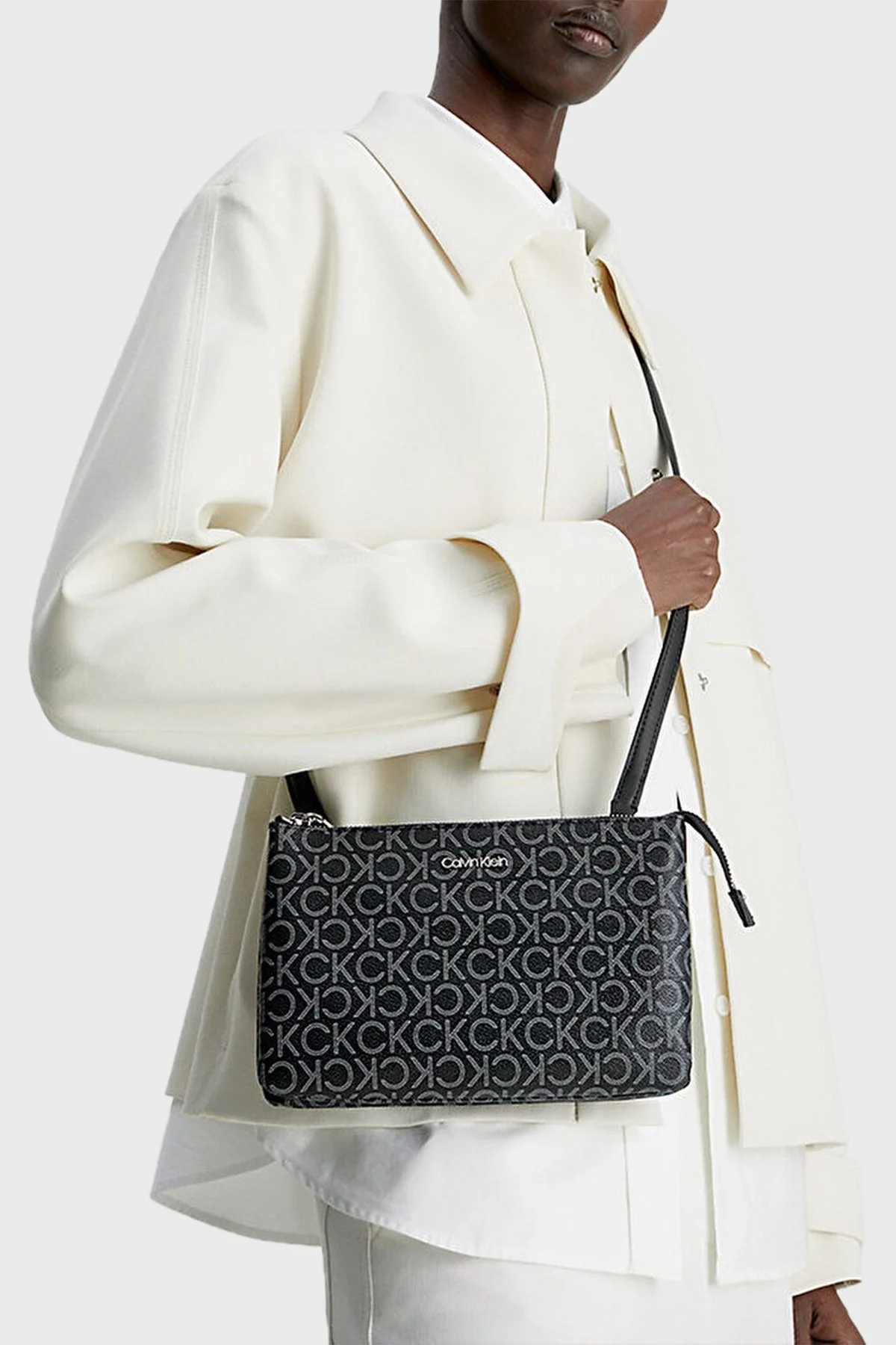 Calvin Klein Logolu Fermuarlı Ayarlanabilir Omuz Askılı Bayan Çanta K60K609417 0GJ SİYAH - 3