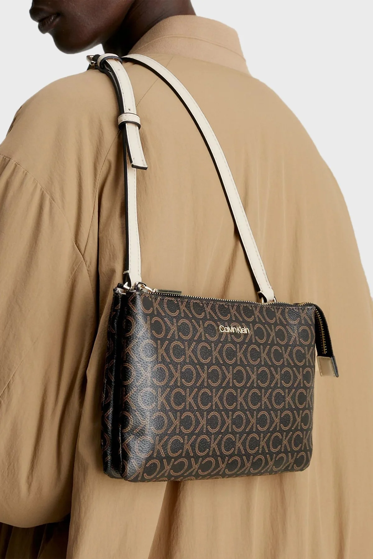 Calvin Klein Logolu Fermuarlı Ayarlanabilir Omuz Askılı Bayan Çanta K60K609417 0HD KAHVE - 3