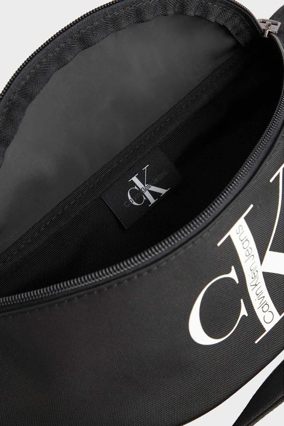 Calvin Klein Logolu Fermuarlı Erkek Bel Çantası K50K509830 BDS SİYAH - 4