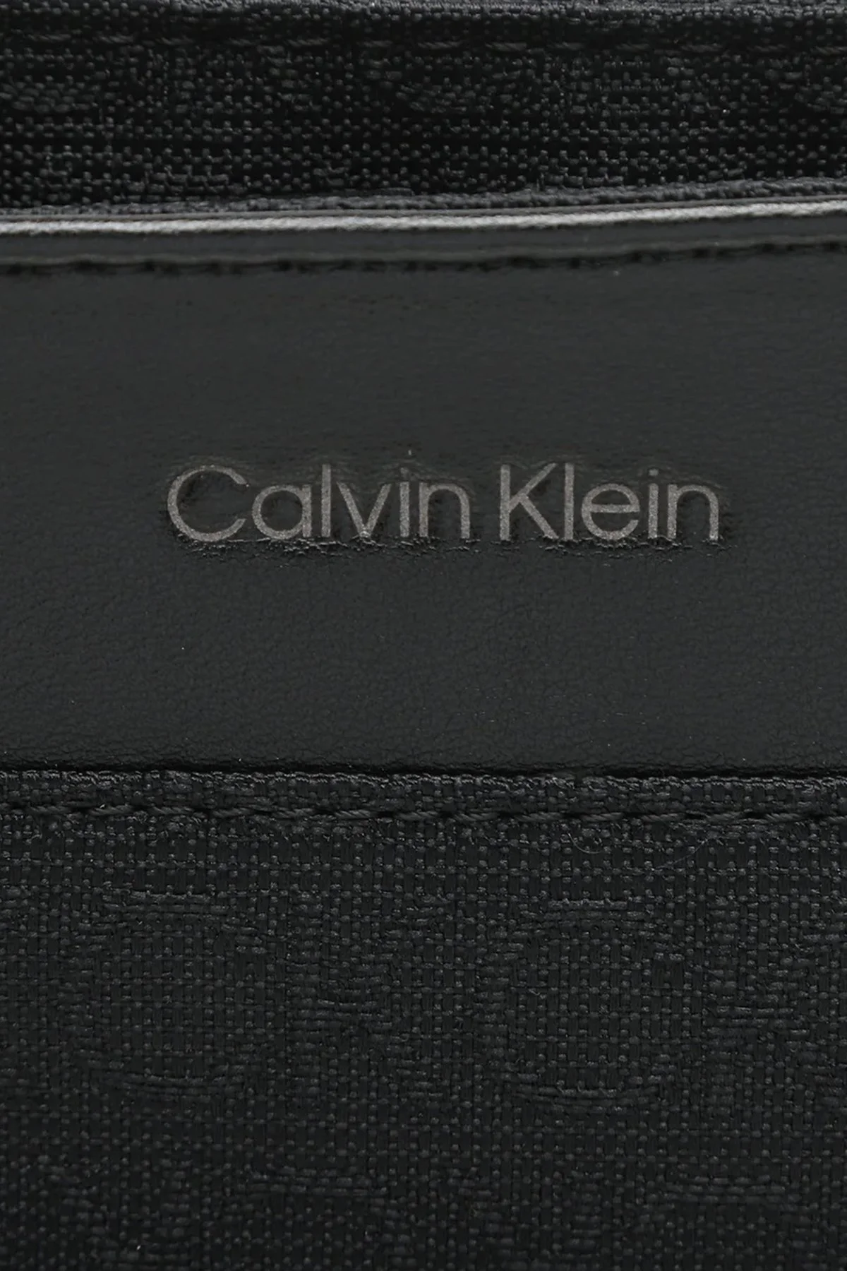Calvin Klein Logolu Fermuarlı K50K51026701M Erkek Çanta K50K510267 01M SİYAH - 4