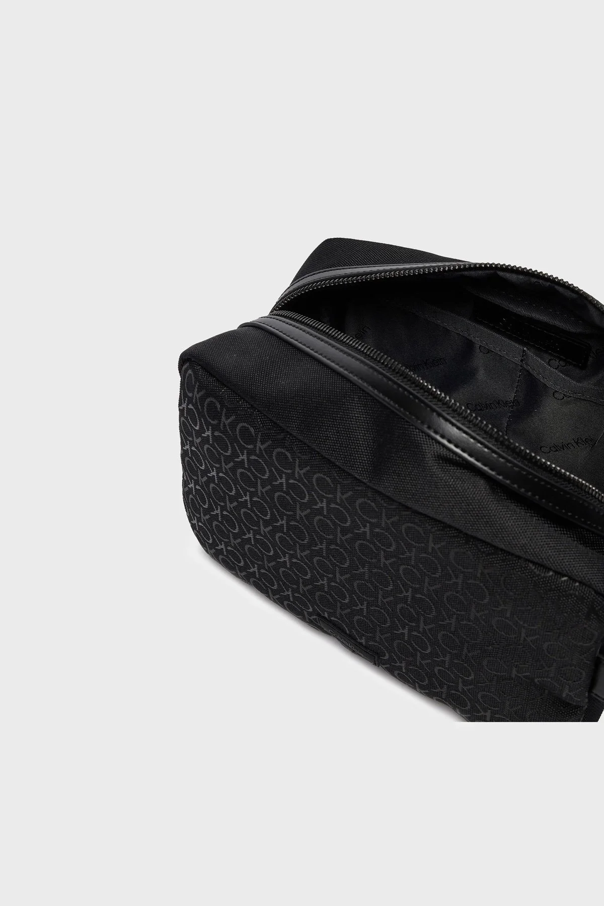 Calvin Klein Logolu Fermuarlı K50K5120810GK Erkek Çanta K50K512081 0GK SİYAH - 3