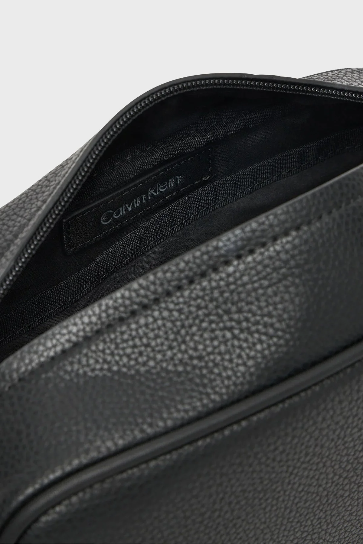 Calvin Klein Logolu Fermuarlı Kozmetik LV04D1046GUB1 Erkek Çanta LV04D1046G UB1 SİYAH - 3