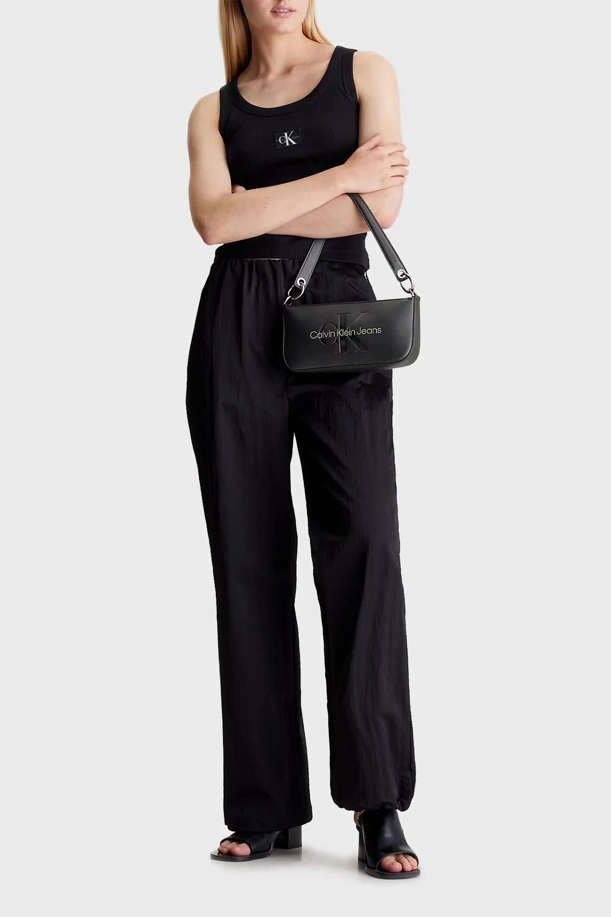 Calvin Klein Logolu Fermuarlı Mini K60K6106790GX Bayan Çanta K60K610679 0GX SİYAH - 2