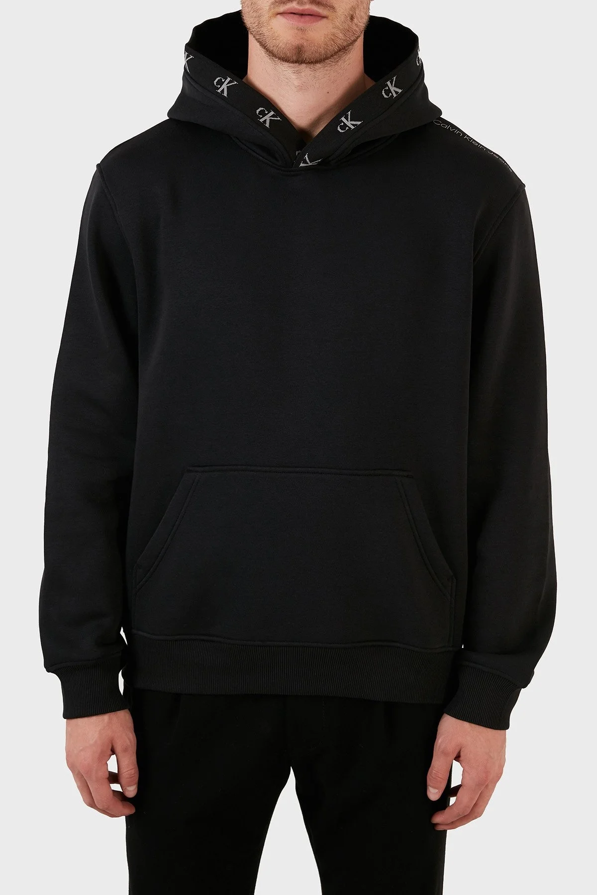 Calvin Klein Logolu Kapüşonlu Kanguru Cepli Relaxed Fit Erkek Sweat J30J321883 BEH SİYAH - 1