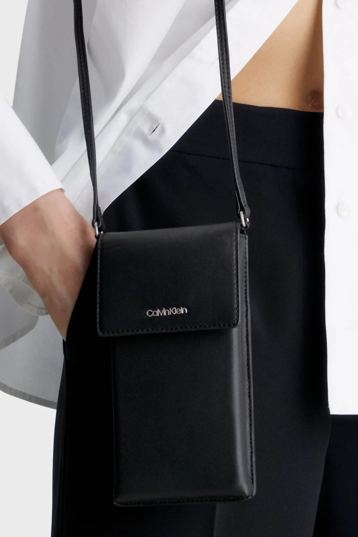 Calvin Klein Logolu Kartlık Bölmeli K60K610997BAX Bayan Telefon Çantası K60K610997 BAX SİYAH - 3