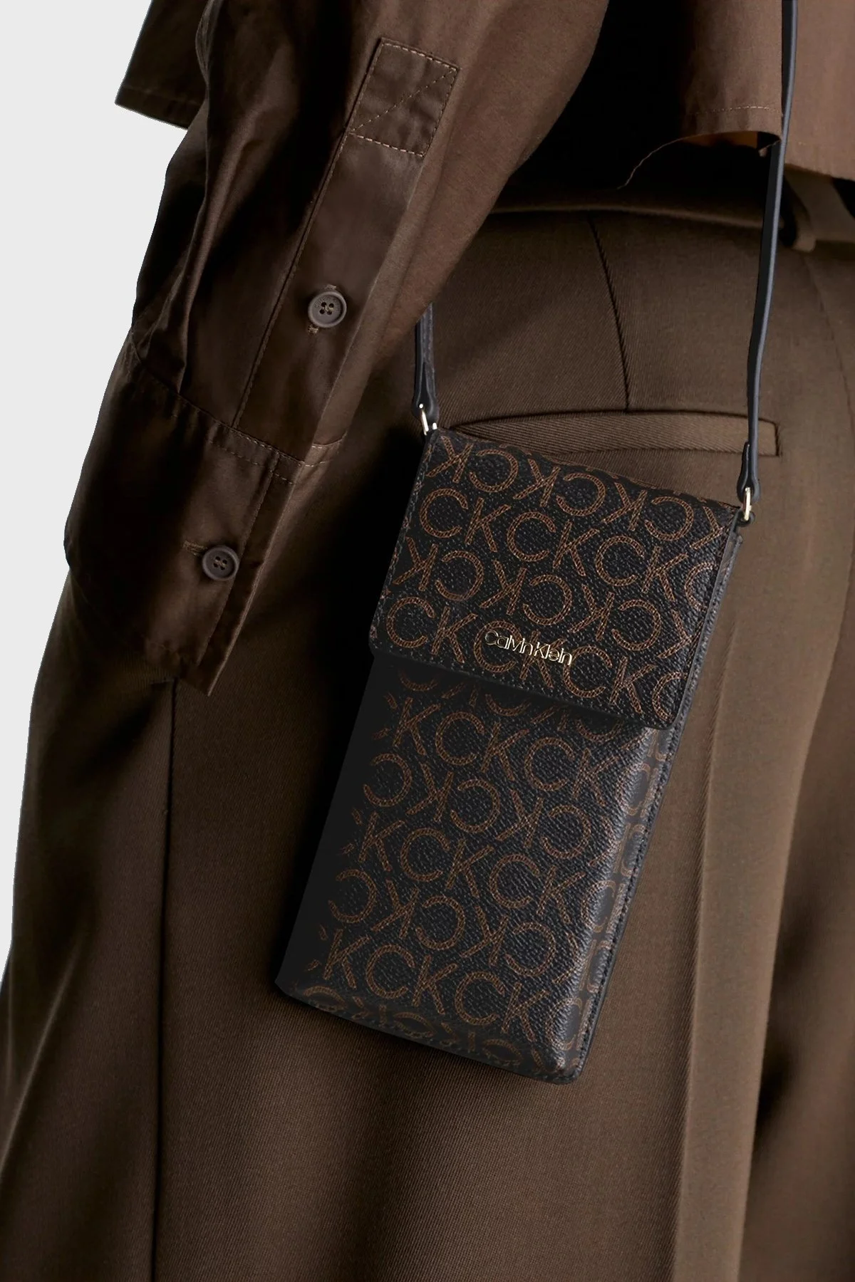Calvin Klein Logolu Kartlık Bölmeli K60K6113230HD Bayan Telefon Çantası K60K611323 0HD KAHVE - 3