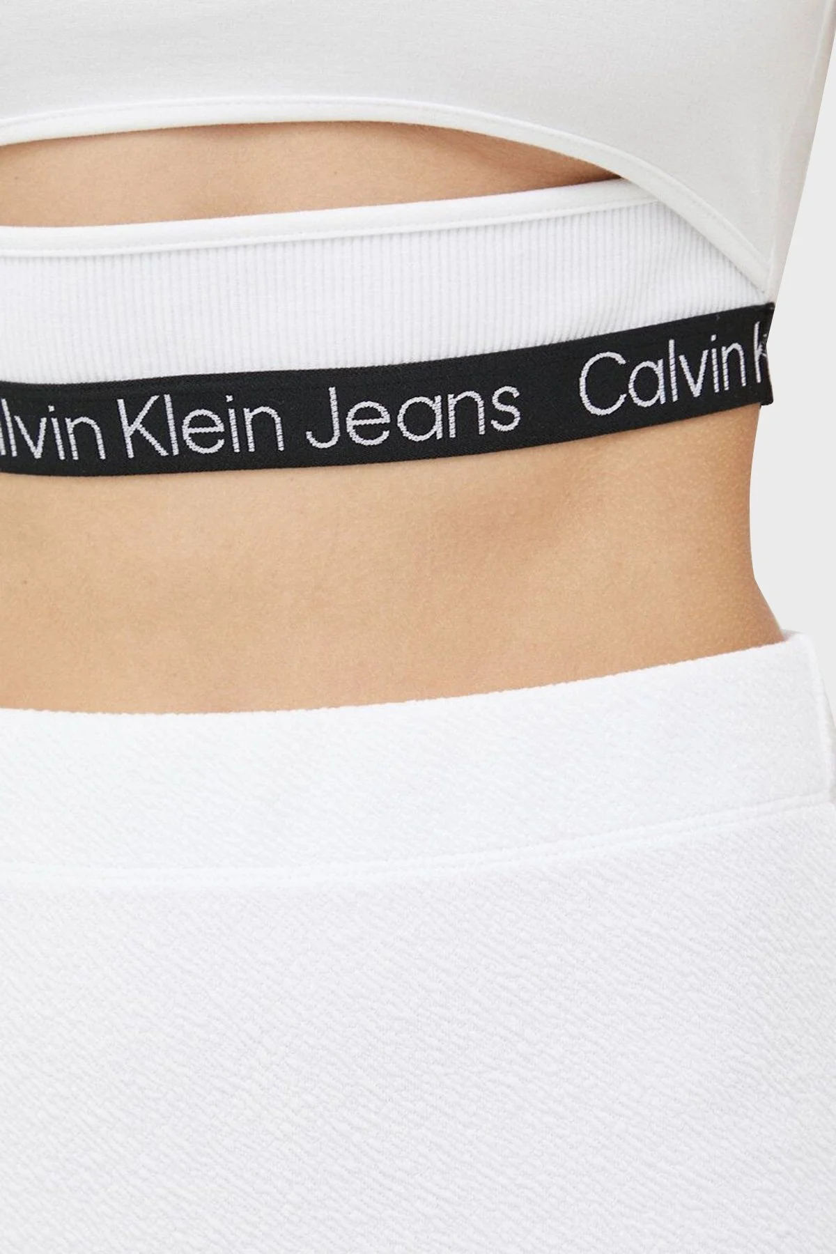 Calvin Klein Logolu Kesikli Slim Fit Crop J20J220772YAF Bayan Top J20J220772 YAF BEYAZ - 5
