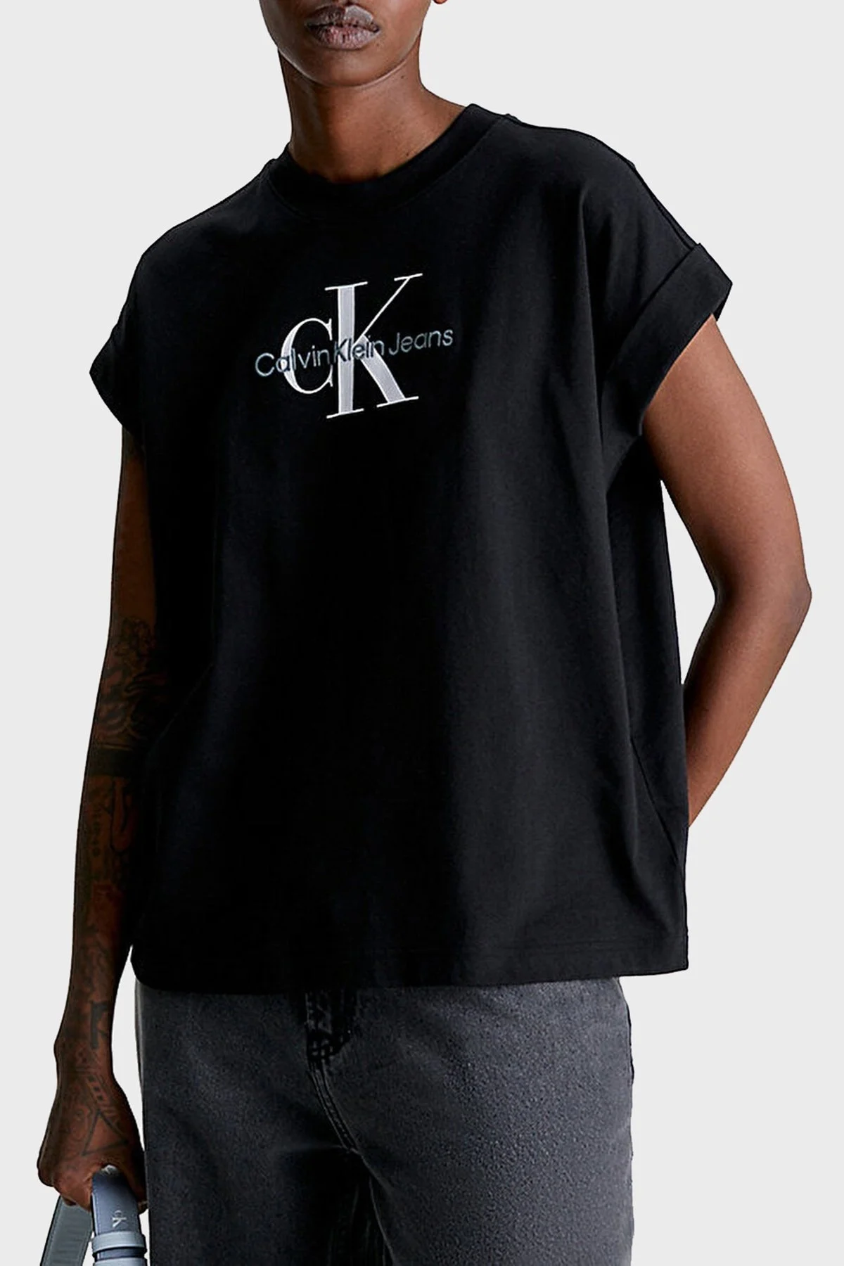 Calvin Klein Logolu Organik Pamuklu Bisiklet Yaka Relaxed Fit J20J220717BEH Bayan T Shirt J20J220717 BEH SİYAH - 1