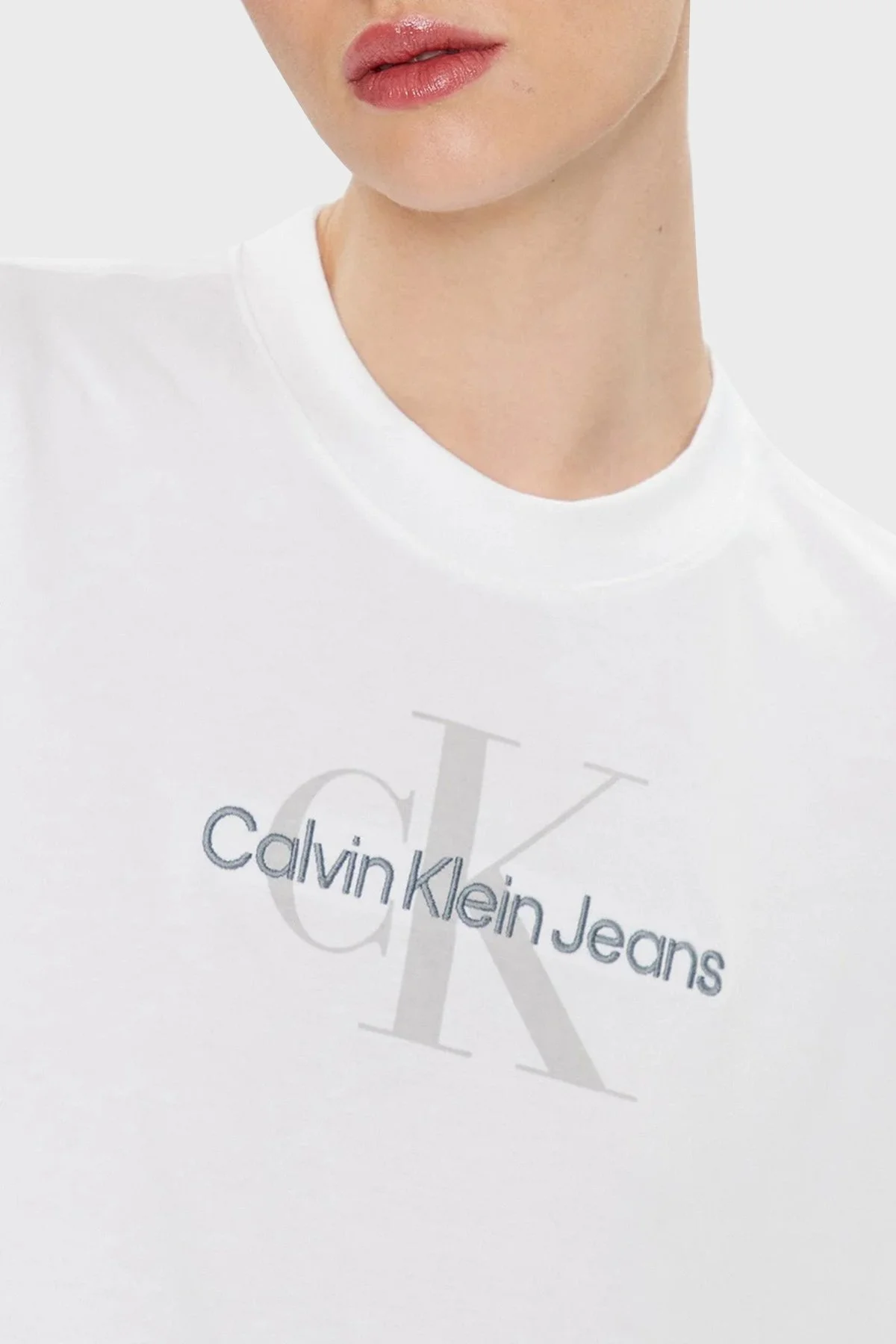 Calvin Klein Logolu Organik Pamuklu Bisiklet Yaka Relaxed Fit J20J220717YAF Bayan T Shirt J20J220717 YAF BEYAZ - 4