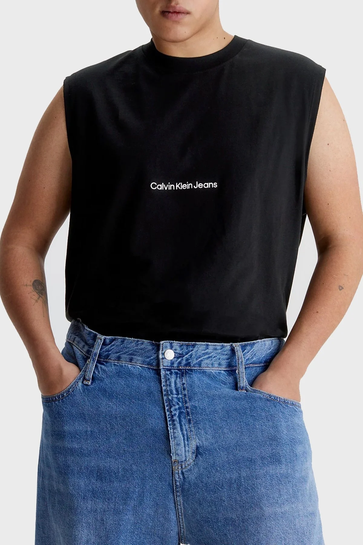 Calvin Klein Logolu Organik Pamuklu Relaxed Fit Kolsuz Erkek T Shirt J30J323146 BEH SİYAH - 2