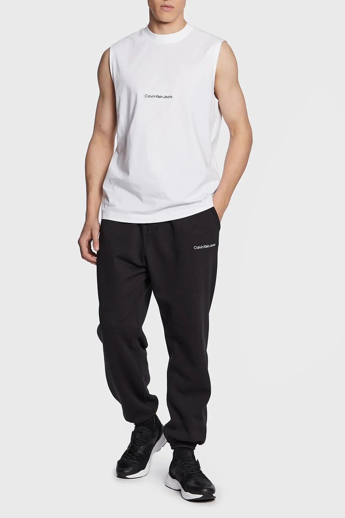 Calvin Klein Logolu Organik Pamuklu Relaxed Fit Kolsuz Erkek T Shirt J30J323146 YAF BEYAZ - 2