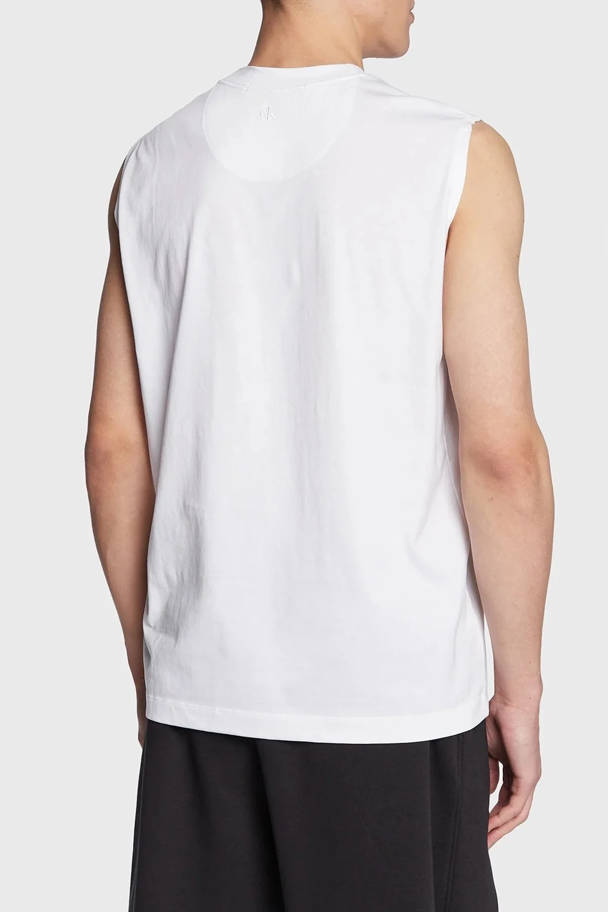 Calvin Klein Logolu Organik Pamuklu Relaxed Fit Kolsuz Erkek T Shirt J30J323146 YAF BEYAZ - 3