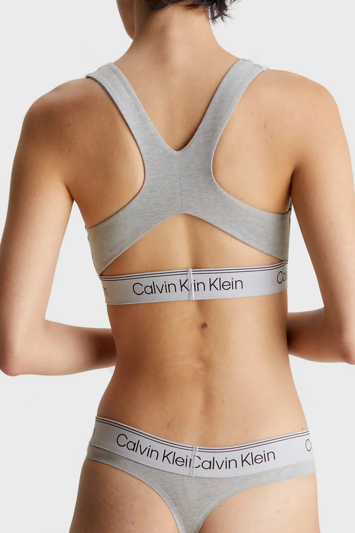 Calvin Klein Logolu Pamuk Karışımlı Serin ve Kuru Tutan Esnek Spor 000QF7185EP7X Bayan Sütyen 000QF7185E P7X GRİ - 2