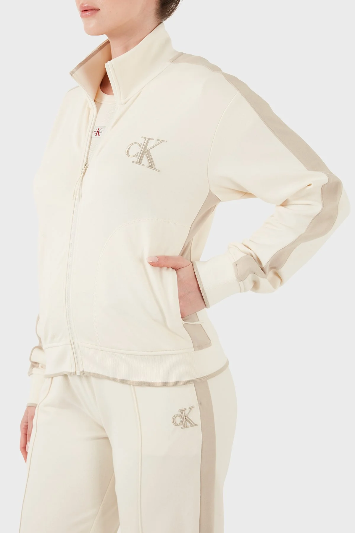 Calvin Klein Logolu Pamuklu Dik Yaka Fermuarlı Kadın Ceket LV047E226G YAC BEJ - 5