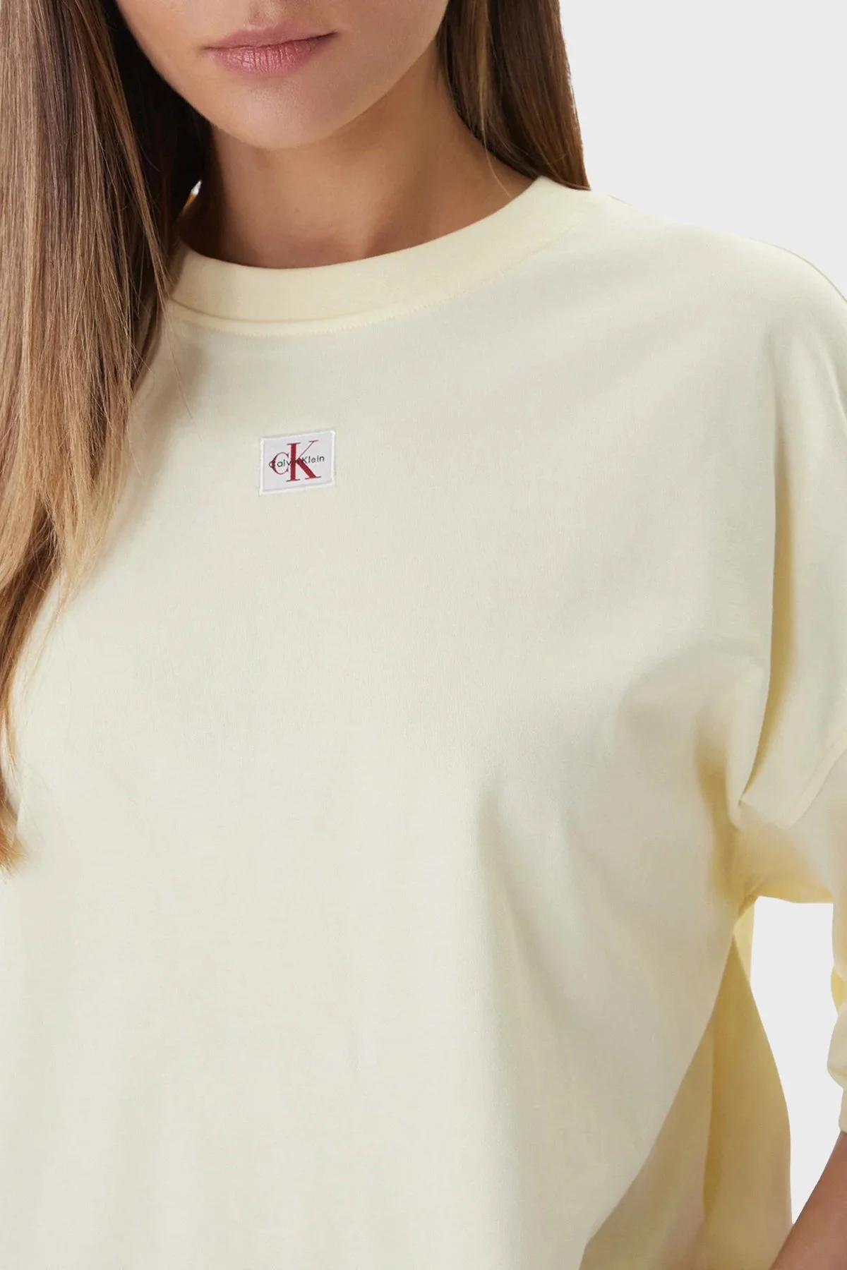 Calvin Klein Logolu Pamuklu Oversize Bisiklet Yaka LV047D204GZRK Kadın T Shirt LV047D204G ZRK KREM - 4